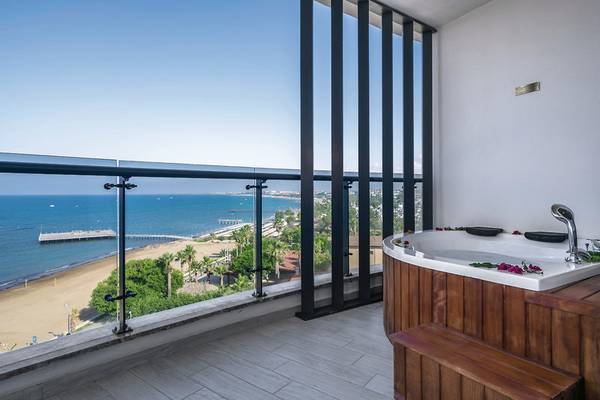 Balkon mit Whirlpool und Meerblick im Seaden Quality Resort & Spa