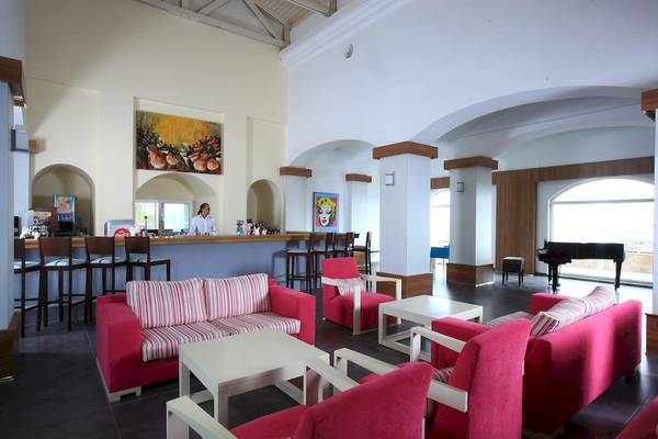 Loungebereich des Larissa Bodrum View Resorts mit rotem Möbeln, einer Theke und einem Klavier.