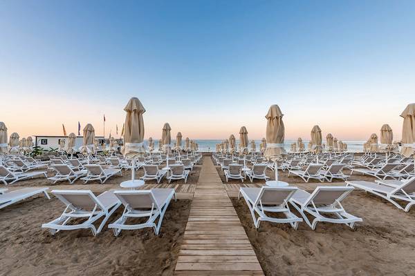 Strand mit vielen Sonnenliegen und Umbrellas im Seaden Quality Resort & Spa