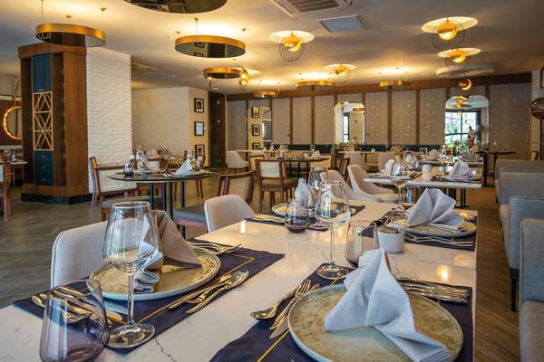 Restaurant des Seaden Quality Resort & Spa mit gedeckten Tischen und Stühlen.
