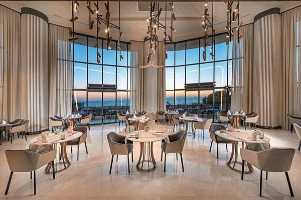 Innenbereich des Restaurants im Seaden Quality Resort & Spa mit Blick auf das Meer.