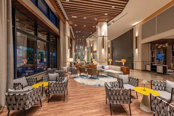 Lobby des Seaden Quality Resort & Spa mit modernen Möbeln und großen Fenstern.