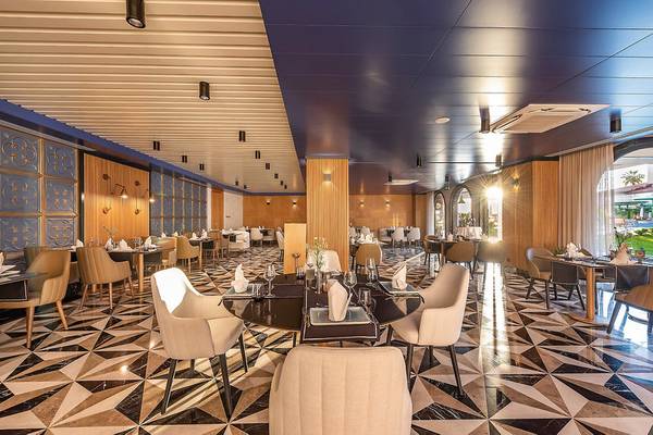 Interieur des Seaden Quality Resort & Spa Restaurants mit modernem Design und geometrischem Boden.