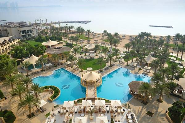 Luftaufnahme des Intercontinental Doha Beach & Spa Resorts mit großem Pool und Strand