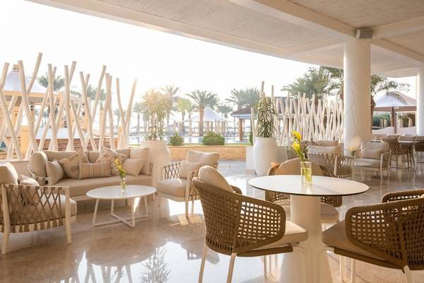 Lounge-Bereich des Intercontinental Doha Beach & Spa Hotels mit Möbeln und Pflanzen.