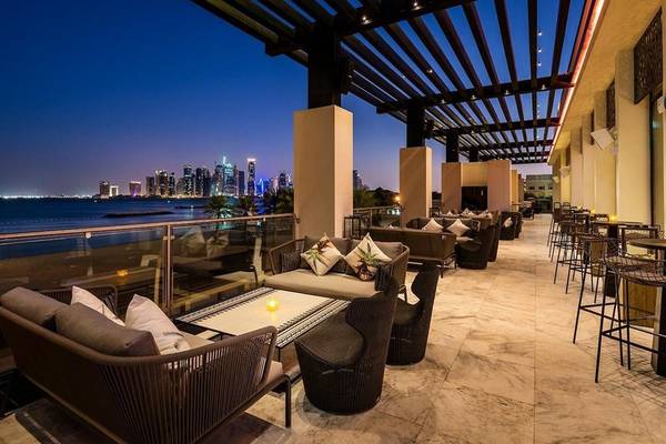 Abendliche Hotel-Terrasse mit Blick auf die Stadt von Doha, Intercontinental Doha Beach & Spa