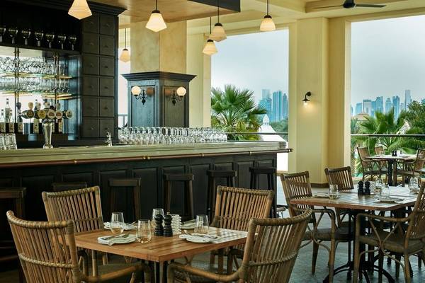 Interkontinentales Doha Beach & Spa Hotel Innenbereich mit Bar und Esstisch.