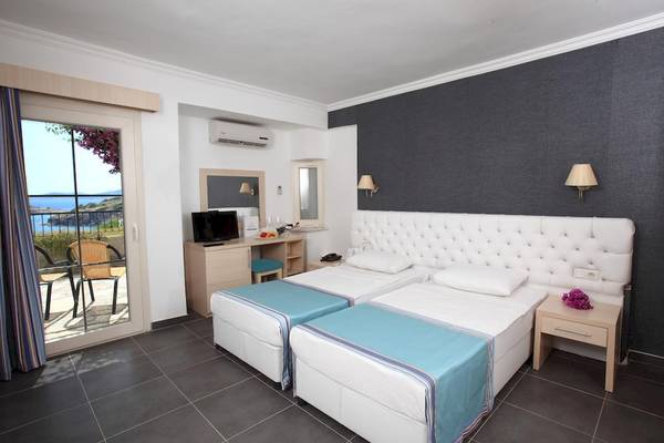 Doppelzimmer im Larissa Bodrum View Resort mit Meerblick und Balkon.