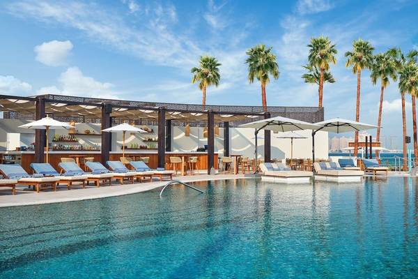 Außenpool mit Lounge-Bereich und Sonnenschirmen im Intercontinental Doha Beach & Spa