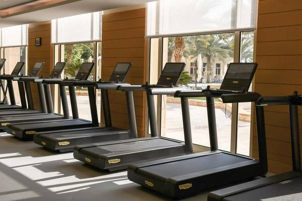 Reihe von schwarzen Laufbändern im Fitnessstudio des Intercontinental Doha Beach & Spa