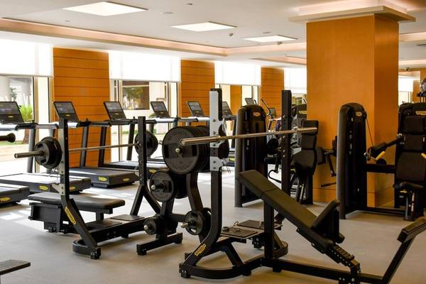 Fitnessstudio im Intercontinental Doha Beach & Spa Hotel mit modernen Trainingsgeräten.