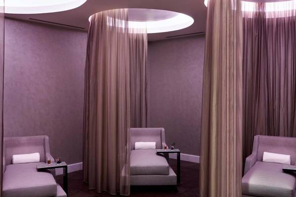 Spa-Behandlungsraum im Intercontinental Doha Beach & Spa Hotel mit Liegen und Vorhängen