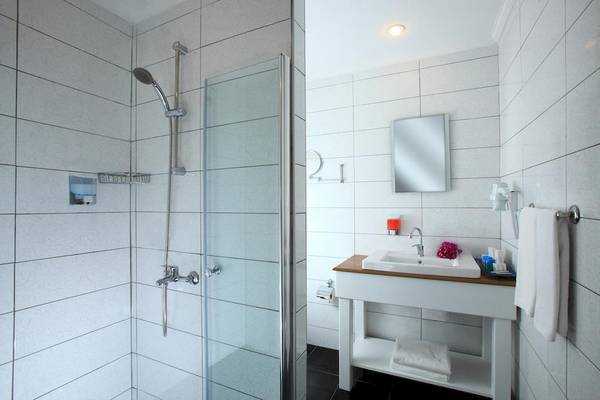 Das Badezimmer im Larissa Bodrum View Resort mit einer Glasdusche, einem Waschbecken und Handtüchern.