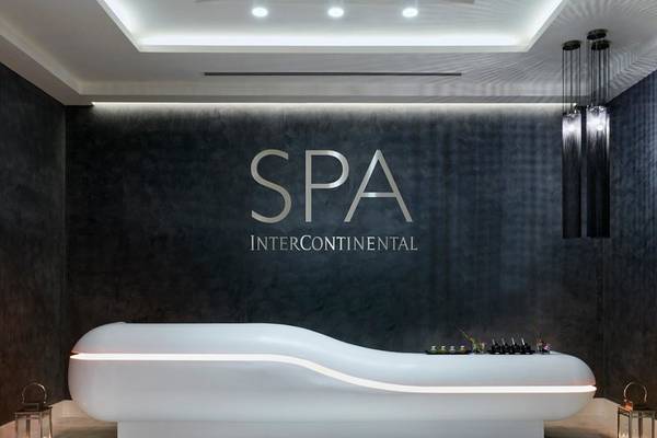 Rezeption des Intercontinental Doha Beach & Spa mit weißem Empfangstresen und Spa-Schriftzug an der Wand