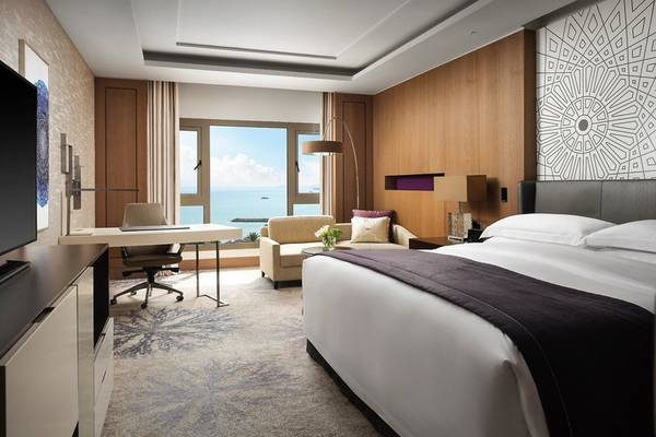 Hotelzimmer im Intercontinental Doha Beach & Spa mit Blick auf das Meer.