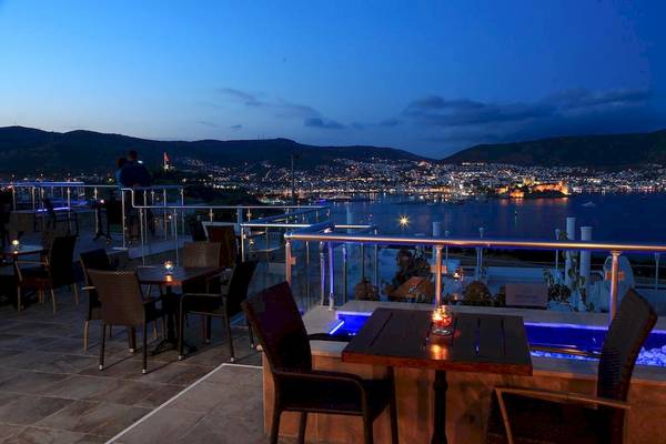 Abendliche Terrasse des Larissa Bodrum View Resort mit Blick auf die Stadt und den Hafen.