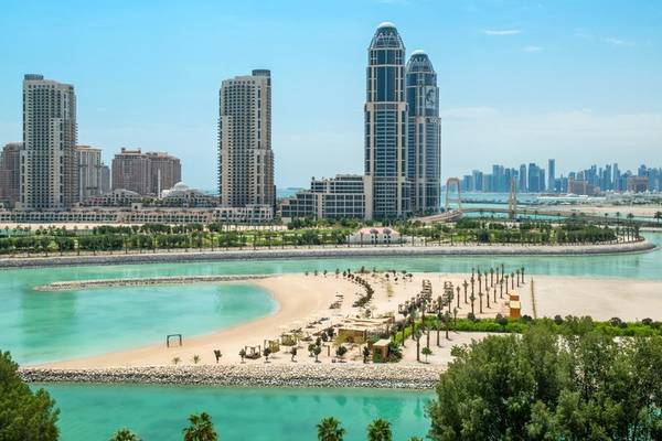 Luftaufnahme der Stadt Doha mit hohen Gebäuden und Wasserlandschaft