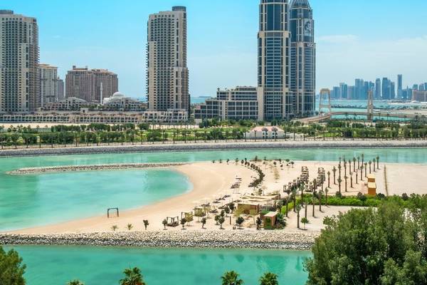 Doha Stadtansicht von Hochhaus mit The Ritz-Carlton Doha, vielen Gebäuden und Palmen