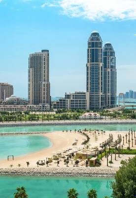 Luftaufnahme des Ritz-Carlton Doha mit modernen Gebäuden und einer privaten Insel
