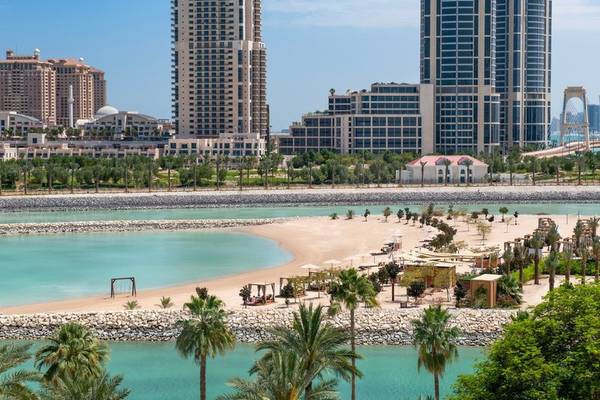 Stadtansicht von Doha mit dem Ritz-Carlton Hotel und einer schönen Bucht im Vordergrund.