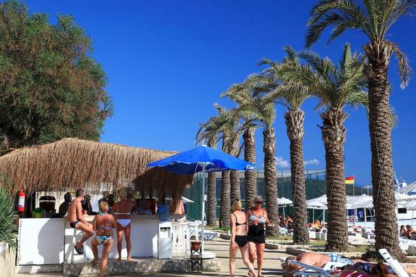 Larissa Bodrum View Resort Bar am Strand mit Kunden und Palmen