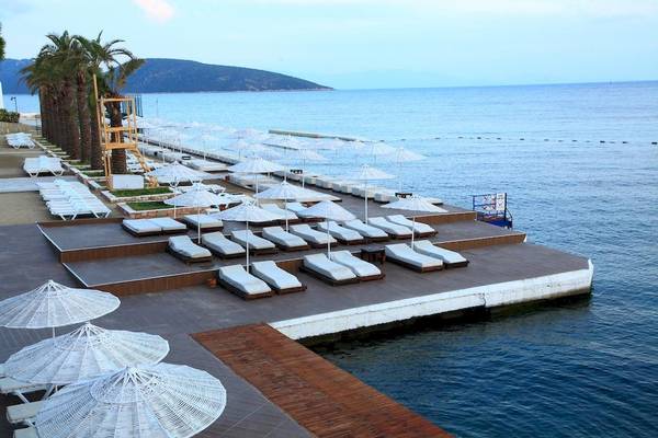 Strandbereich des Larissa Bodrum View Resorts mit vielen Liegen und Sonnenschirmen