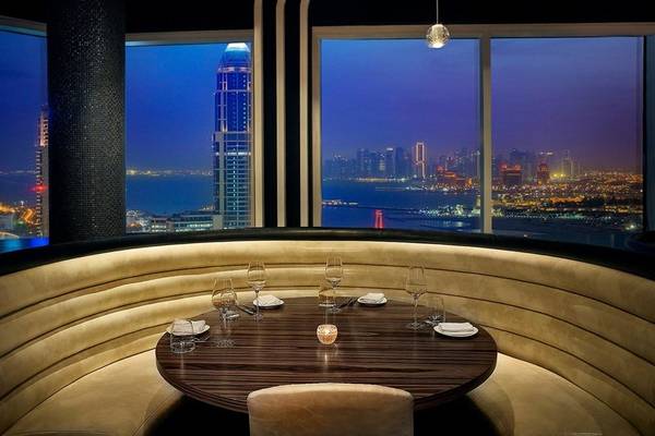 Tisch im Ritz-Carlton Doha mit Blick auf die Stadt