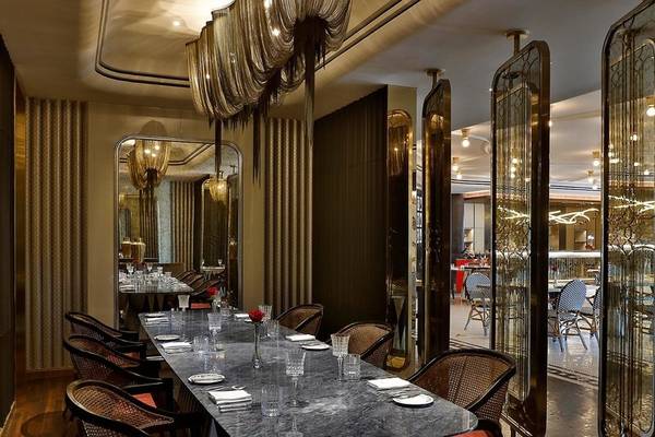Speisesaal des Ritz-Carlton Doha Hotels mit langen Tisch, Tischdekorationen und eleganter Einrichtung.