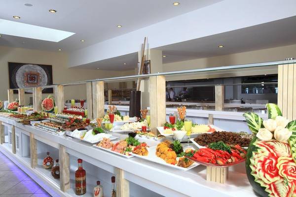 Buffet im Larissa Bodrum View Resort mit einer Vielzahl von Speisen und Getränken.