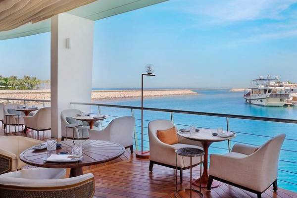 Foto des Balkons des Ritz-Carlton Doha mit Blick auf das Meer und eine Yacht