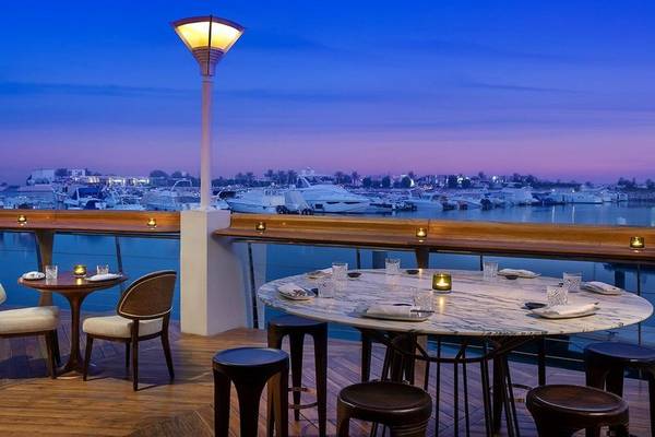 Abendessen auf der Terrasse des Ritz-Carlton Doha mit Blick auf den Hafen