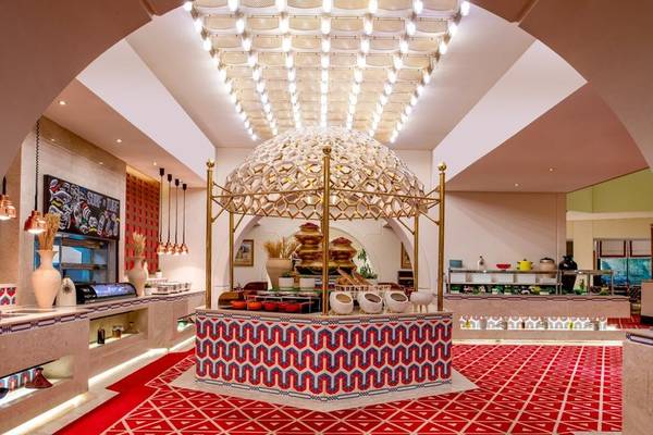 Inneneinrichtung des Sheraton Doha Resort Convention Hotel mit rotem Teppich und goldenem Pavillon.