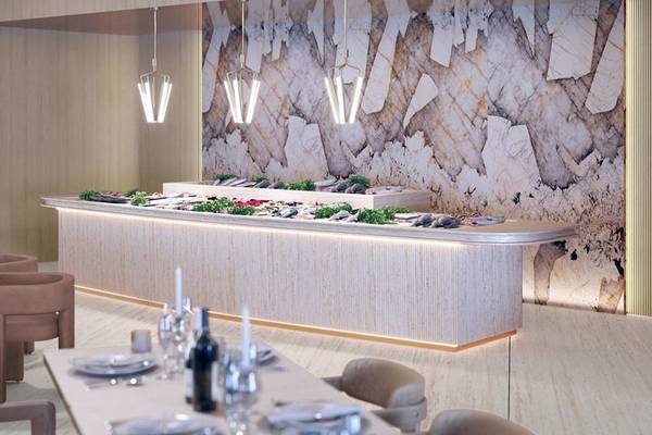Innenraum des Sheraton Doha Resort Convention Hotel mit einem großen Tisch, Fischbuffet und marmorner Wandgestaltung.