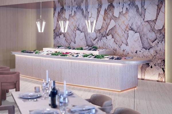 Fischbuffet im Sheraton Doha Resort Convention Hotel mit Marmorwand und modernen Kronleuchtern.