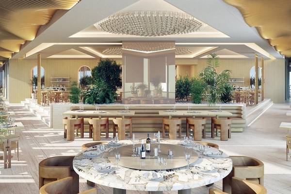 Innenbereich des Sheraton Doha Resort Convention Hotel mit Tisch, Stühlen und Pflanzen.