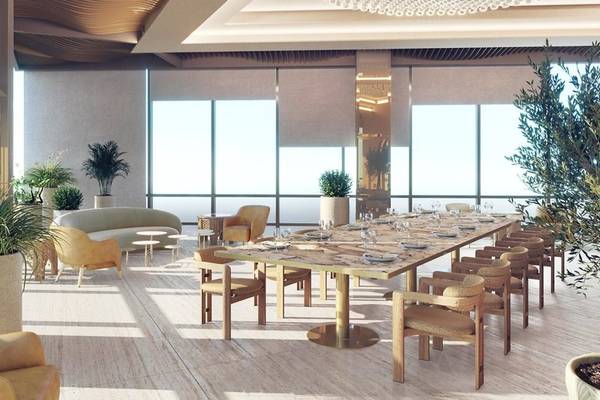 Innenbereich des Sheraton Doha Resort Convention Hotel mit langem Esstisch, Holzstühlen und Pflanzen.