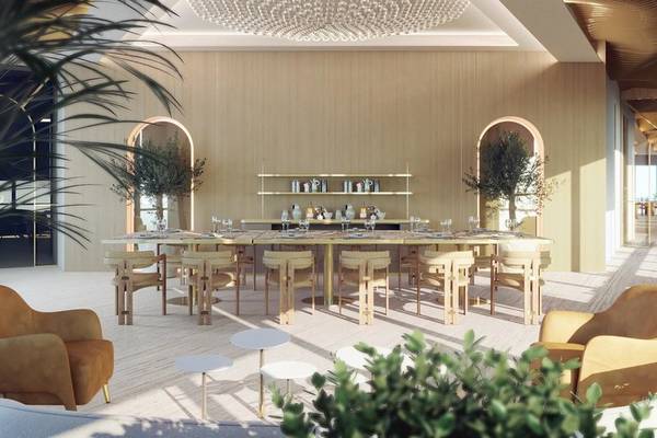 Innenbereich des Sheraton Doha Resort Convention Hotel mit langem Esstisch, Holzmöbeln und einer großen Kristallleuchte.