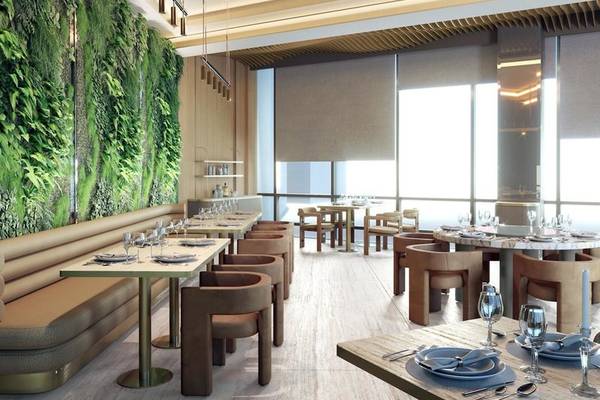 Innenansicht eines Restaurants im Sheraton Doha Resort Convention Hotel mit grüner vertikaler Begrünung und moderner Einrichtung.