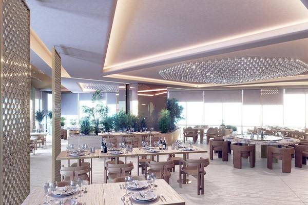 Innenbereich des Sheraton Doha Resort Convention Hotel mit modernen Tischen und Stühlen, einem großen Kronleuchter und Pflanzen.