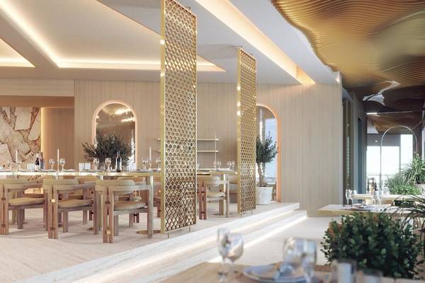 Interieur des Sheraton Doha Resort Convention Hotel mit goldfarbenen Trennwänden und runden Fenstern.