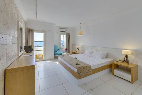 Innenansicht eines Hotelzimmers im Larissa Bodrum View Resort mit Blick auf das Meer.