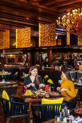 Zwei Frauen essen in einem Restaurant des Sheraton Doha Resort Convention Hotel.