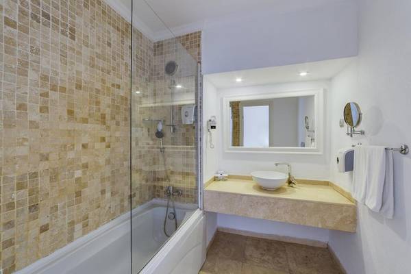 Badezimmer im Larissa Bodrum View Resort mit Badewanne, Dusche, Waschbecken und Spiegel.