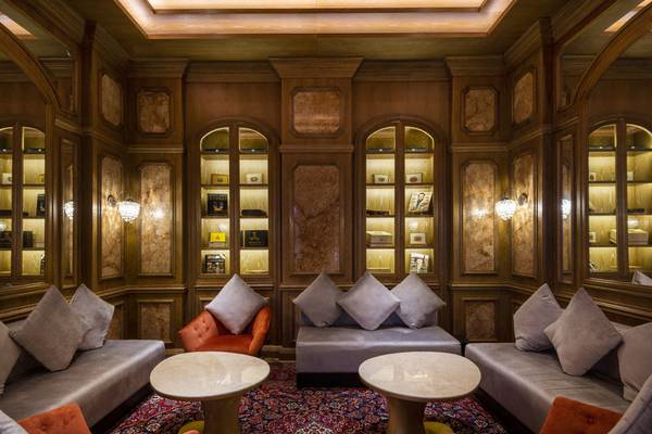 Loungebereich im Sharq Village und Spa Hotel mit gepolsterten Sofas und Tischen.
