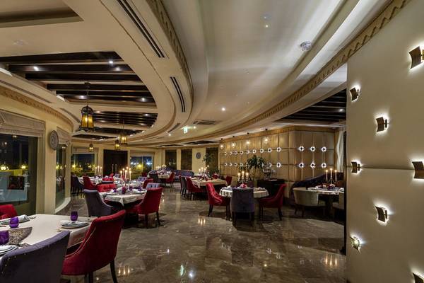 Innenbereich des Sharq Village und Spa Hotels mit geometrischen Decken und eleganten Möbeln.