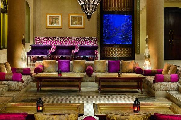 Loungebereich im Sharq Village und Spa, einem Ritz Carlton Hotel mit luxuriöser Einrichtung und Aquarien.