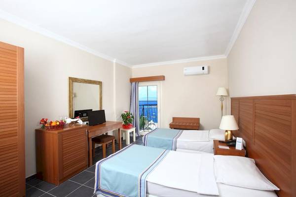 Doppelzimmer im Larissa Bodrum View Resort mit zwei Betten und Meerblick.