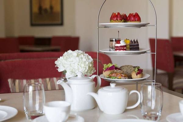 Das Al Najada Doha Hotel by Tivoli serviert einen Nachmittagstee mit verschiedenen Kuchen und Sandwiches.