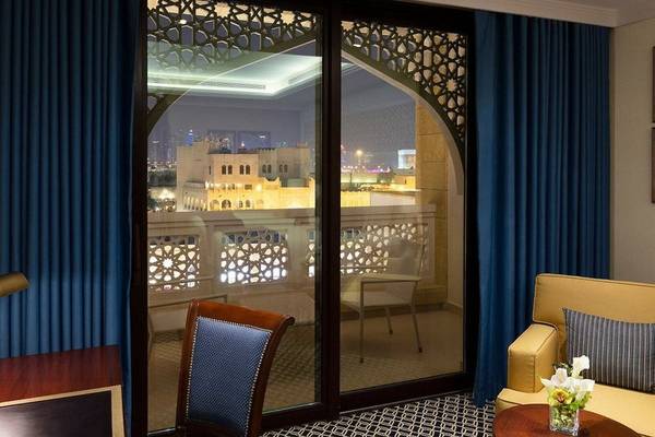Zimmer im Al Najada Doha Hotel by Tivoli mit Blick auf die Stadtnacht