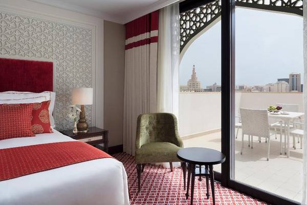 Zimmer im Al Najada Doha Hotel by Tivoli mit Balkon und Stadtaussicht